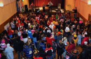 Otroci in njihovi starši med pustnim rajanjem